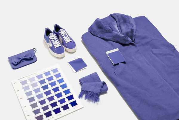 Representação da nova Pantone Colour 2022 "Very Peri" em diferentes roupas e acessórios têxteis: lenço, sapatos, bolsa, etc.
