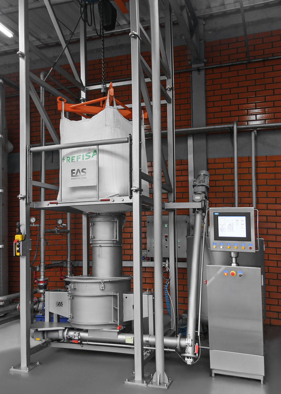 Foto completa da Tecnosal, máquina para a automação da dosagem de salmoura em tinturarias industriais, instalada na HJ Tinturarias.